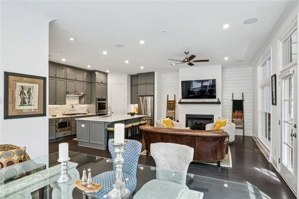 Sandy Springs, Georgia 30328, United States, 3 Bedrooms Bedrooms, ,4 BathroomsBathrooms,Residential,Active,204699