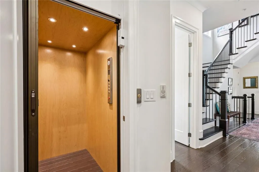 Sandy Springs, Georgia 30328, United States, 3 Bedrooms Bedrooms, ,4 BathroomsBathrooms,Residential,Active,204699