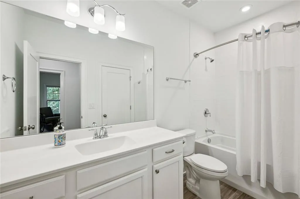 Sandy Springs, Georgia 30328, United States, 3 Bedrooms Bedrooms, ,4 BathroomsBathrooms,Residential,Active,204699