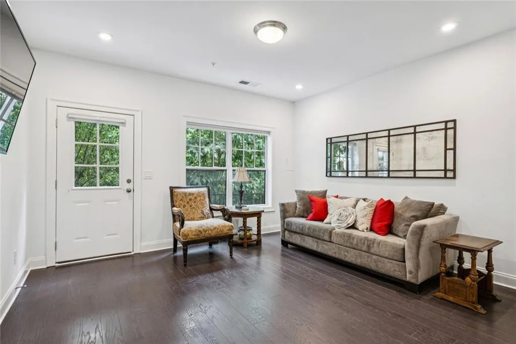 Sandy Springs, Georgia 30328, United States, 3 Bedrooms Bedrooms, ,4 BathroomsBathrooms,Residential,Active,204699