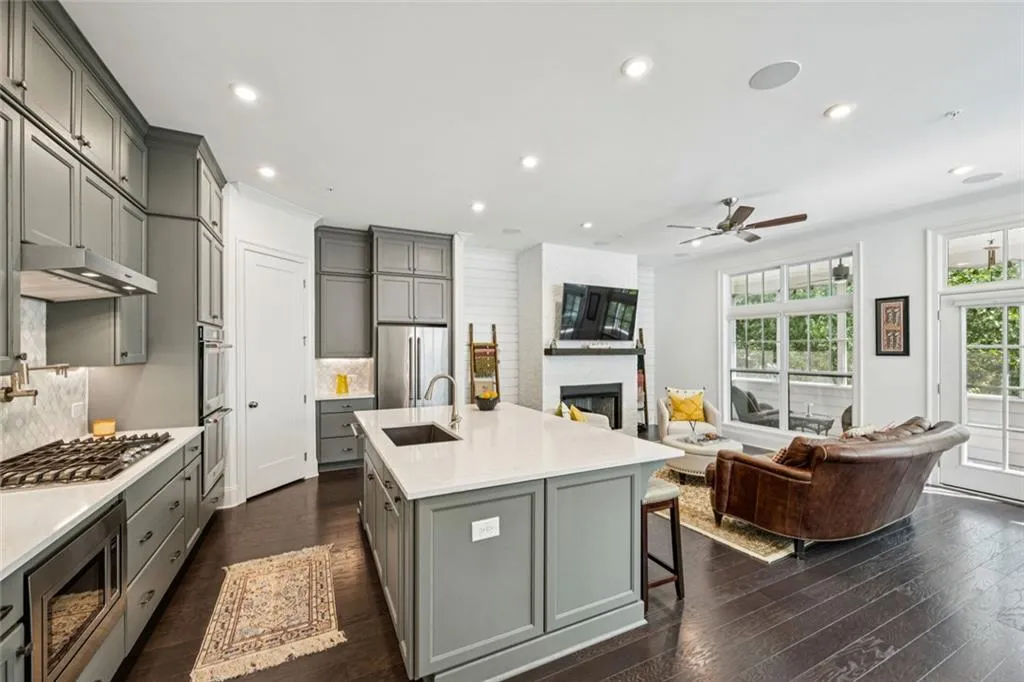 Sandy Springs, Georgia 30328, United States, 3 Bedrooms Bedrooms, ,4 BathroomsBathrooms,Residential,Active,204699