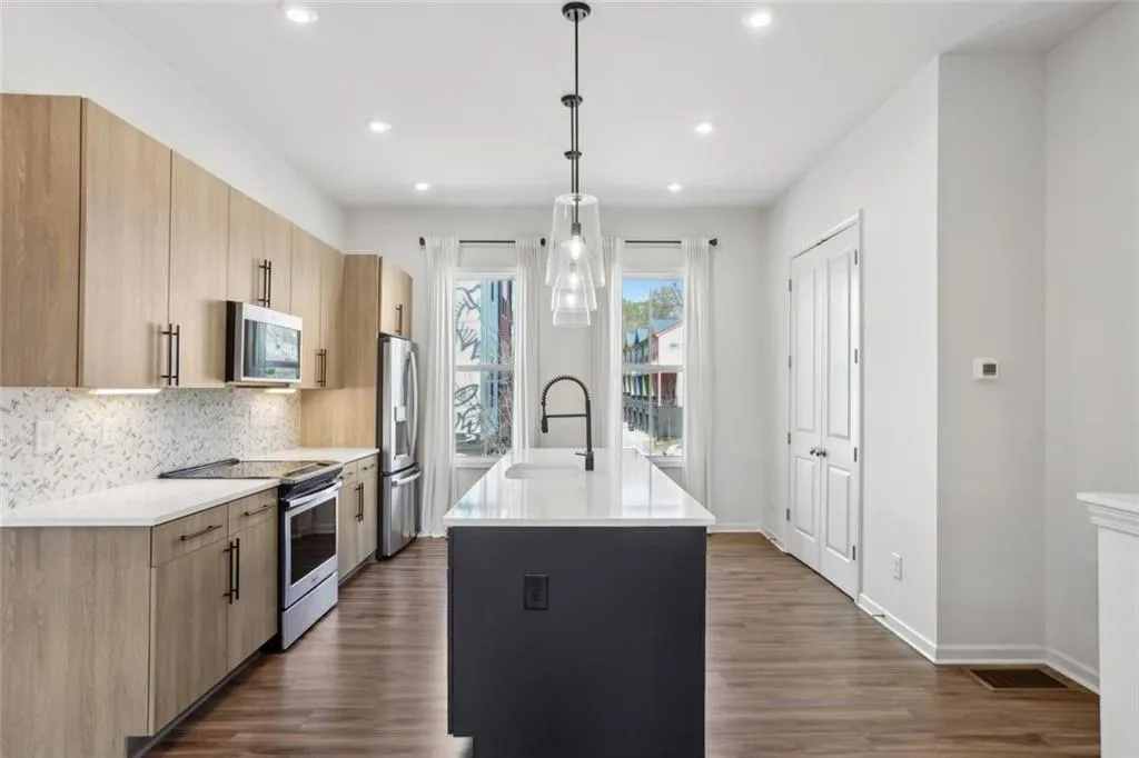 Atlanta, Georgia 30317, United States, 3 Bedrooms Bedrooms, ,3 BathroomsBathrooms,Residential,Pending,100791