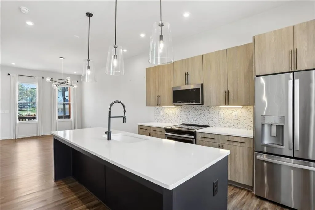 Atlanta, Georgia 30317, United States, 3 Bedrooms Bedrooms, ,3 BathroomsBathrooms,Residential,Pending,100791