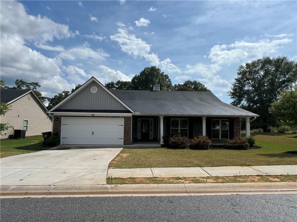 Available to move in 08/01 NO PET Ranch with covered front porch. 4 bed rooms, 2.5 baths, huge vaulted family room open to large island
in kitchen with granite counters and custom cabinets. Formal dining could be Sun Room. Highly sought after City of Jefferson School
system. Neighborhood has a great amenities including swim, playground, private soccer Field and walking trails.