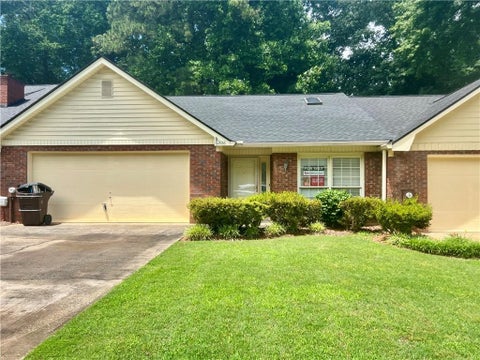 Townhouse For Sale - 6208 Douglas Manor Court<br/> Douglasville, GA 30134