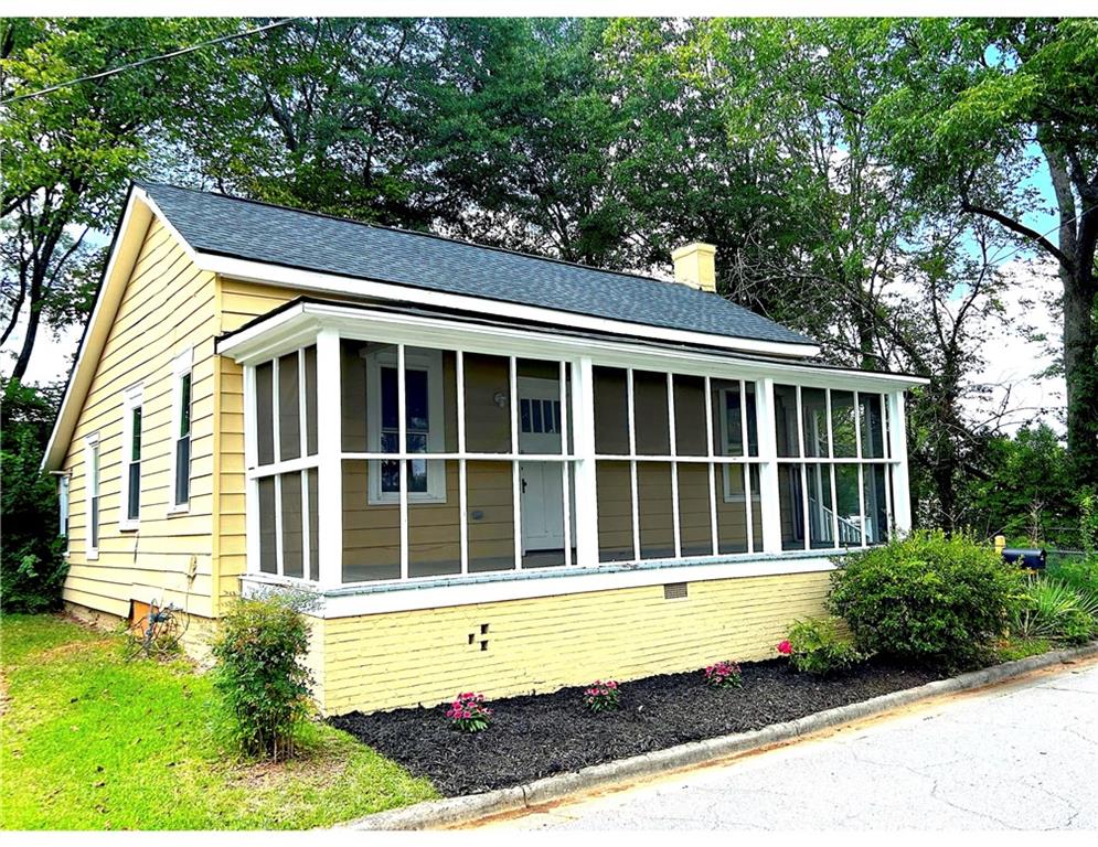Charming Renovated Home Near Historic Downtown Griffin!
This fully renovated historic home offers a perfect mix of original character and modern updates—all within walking distance to Downtown Griffin. You'll love the beautifully refinished original heart pine floors, preserved fireplace mantels, and spacious living room.
Recent upgrades include a brand new roof, all new electrical, plumbing, HVAC, & a tankless water heater. You'll find an all new kitchen with solid stone counter tops & subway tile backsplash, and a fully renovated bathroom. The walk-in kitchen pantry adds great storage, and the home feels fresh, clean, and move-in ready.
This home is located next to the $50M Thomaston Mill redevelopment, Griffin’s new $10M indoor aquatic center is now open, and the newly approved C-II airport and other exciting developments are on the horizon!
Enjoy nearby breweries, restaurants, shopping, yoga studios, parks, and community events—everything you need just minutes away!