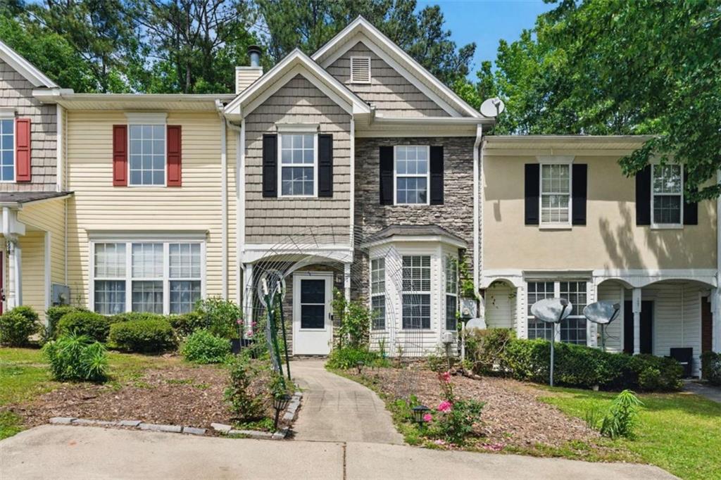 1689 Camden Forrest Way, Riverdale, Georgia image 1