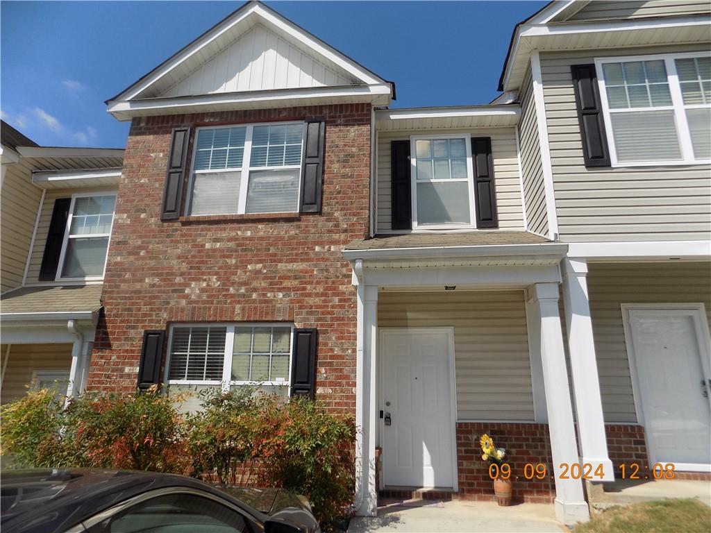 For lease is a well-maintained, charming, clean and "move-in ready" 3brd, 2.5ba townhome in South Atlanta. You'll appreciate the size of the bedrooms and spacious family room with its open concept serving bar and sliding glass doors to the rear patio. The kitchen features laminate countertops and spacious kitchen cabinetry. The property is located in a quiet and established neighborhood. You'll also find that the common areas are well-maintained, offering a comfortable and relaxing environment! The property is conveniently located within 5 minutes of an on-ramp to Atlanta's major freeway systems, which include I285, I75 & I85 and within 15-20 minutes of shopping and entrances to the domestic and international terminals of "The World's Busiest Airport"! If your client is looking for a nice, affordable & cozy rental property, look no further! PRIMARY REQUIREMENTS: INCOME MUST MEET OR EXCEED 3 TIMES THE MONTHLY RENTS, PROOF OF FUNDS AND/OR INCOME (CHECK STUBS/1099S. ETC) REQUIRED, CREDIT SCORES MUST BE 675 OR HIGHER. NO EVICTIONS IN PAST 5 YEARS, NO PRIOR BANKRUPTCIES, PETS ARE NOT ALLOWED.