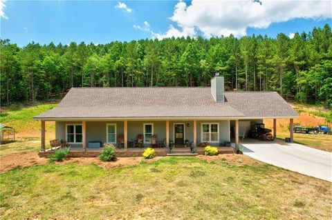 A home in Adairsville