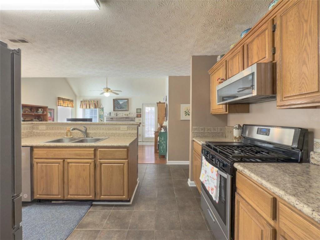 690 Winding River Drive, Lawrenceville, Georgia image 9