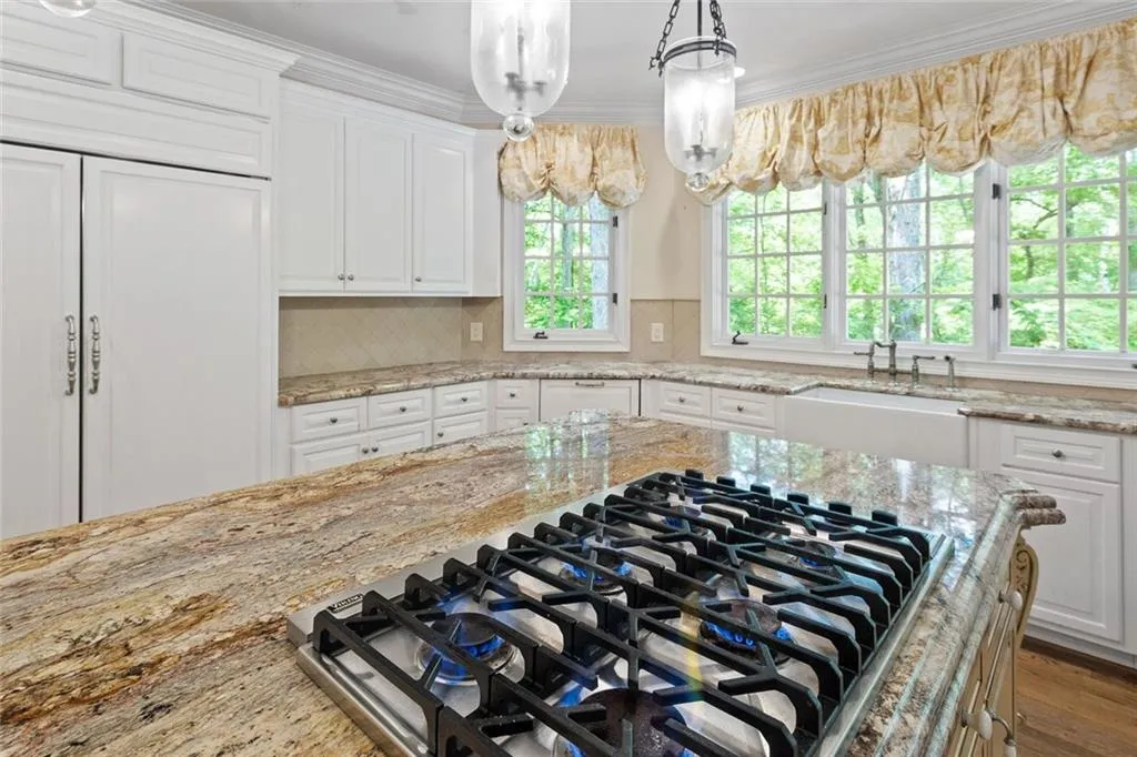 Sandy Springs, Georgia 30350, United States, 4 Bedrooms Bedrooms, ,6 BathroomsBathrooms,Residential,Pending,138249