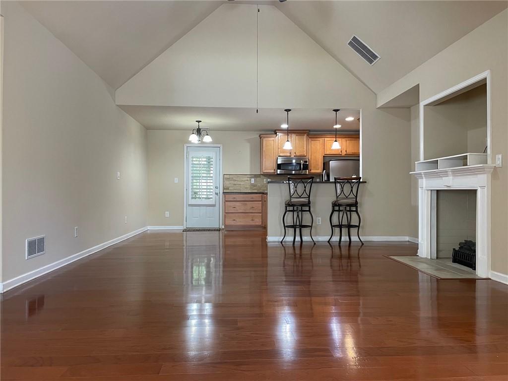 18 Mary Lane NE