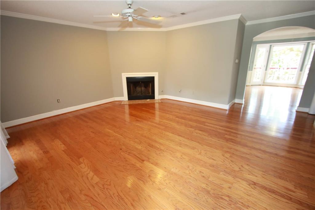 IMMEDIATELY AVAILABLE! End unit townhouse has an impressive walk score! Close to schools, restaurants, interstate, gyms, hospital and entertainment. Short distance to college, Sprayberry High School. Spacious End Unit. Fresh paint. Recently renovated. Kitchen is open and leads out to lovely, stained sundeck and private yard! Large family room. Large master suite and additional large secondary room w/own bathroom. Bedroom on bottom level. Town Home on a cul-de-sac! Very spacious floorplan, walk-in closets.
Home is available for viewing without appointment on 4/5/2025 ONLY!
APPLY NOW!!! https://apply.link/lX3ZROs
