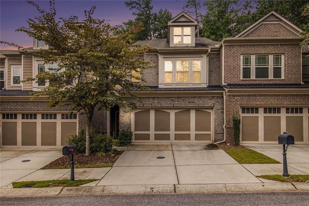 Luxurious town home in the gated community.4 bed 3 full bathroom. less than 3 miles from GA 400. All hardwoods on main.
Spacious kitchen with all ss appliances,