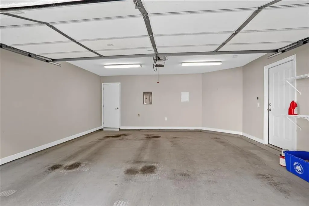 Brookhaven, Georgia 30319, United States, 2 Bedrooms Bedrooms, ,3 BathroomsBathrooms,Residential,Active,196316