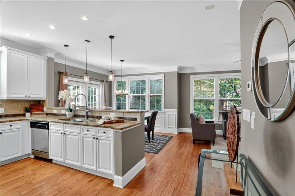 Brookhaven, Georgia 30319, United States, 2 Bedrooms Bedrooms, ,3 BathroomsBathrooms,Residential,Active,196316