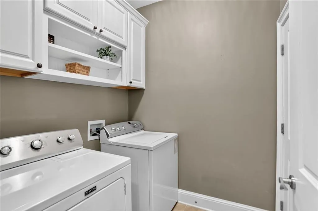 Brookhaven, Georgia 30319, United States, 2 Bedrooms Bedrooms, ,3 BathroomsBathrooms,Residential,Active,196316