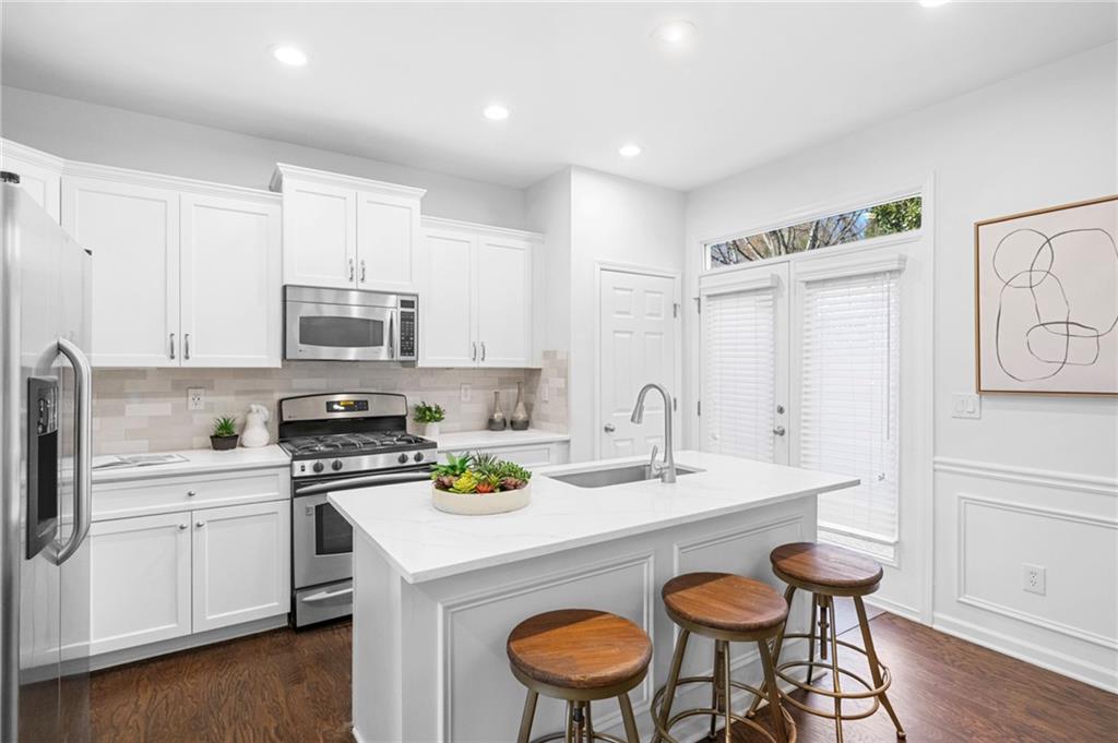 738 Province Place SE