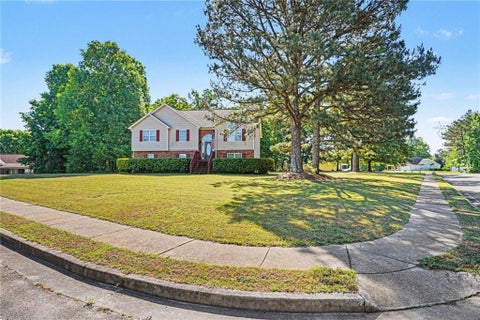 Homes For Sale - 200 Treetop Drive<br/> Hampton, GA 30228