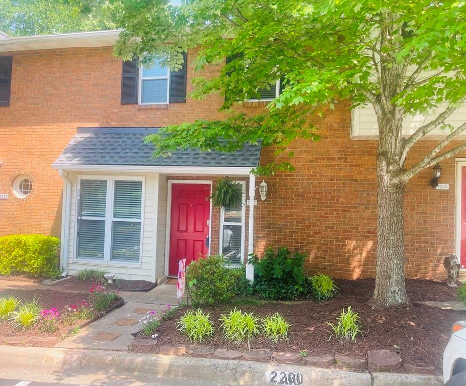 Available July 10. Recently renovated 2BR/2.5BA Alpharetta townhome less than a mile from fabulous downtown Alpharetta & walking distance to everything Avalon / Downtown Alpharetta has to offer. Newer interior paint, windows, LVP flooring, carpet only in the bedrooms, newer heating & air system. Luxury stone counter kitchen boasts all new cabinets, & stainless steel appliances w/view to dining area & fireside living room. Upstairs split bedroom plan Each bedroom has updated bathroom & walk in closets. Private back patio. Washer/dryer/fridge included. Quiet neighborhood close to GA 400N, Windward Pkwy, Avalon, downtown Alpharetta shopping & restaurants, Big Creek Greenway & parks. NO SMOKING! NO PETS!
Minimum 680 credit score thru Transunion or higher and minimum 3x monthly rent in gross monthly income required to qualify to lease this home. NO SMOKERS PLEASE! Townhome will be cleaned & then leased "AS-IS".
Below is just standard safety language for all of our marketing: Visitor acknowledges that in any house in yard there may be conditions that could injure a visitor if the visitor is not careful. Visitor agrees on behalf of visitor, and all minors accompanying visitor to 1. Use caution when viewing the property 2. Carefully watch where visitor is walking. 3. Hold onto handrails on stairs at all times 4. Have children walk with you and be under your control. 5. Do not climb on anything and 6. Avoid any obviously hazardous behavior or condition. We want you to be safe.