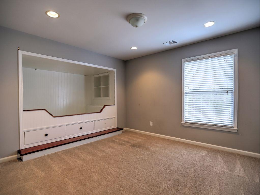 NORTHAMPTON - Residential