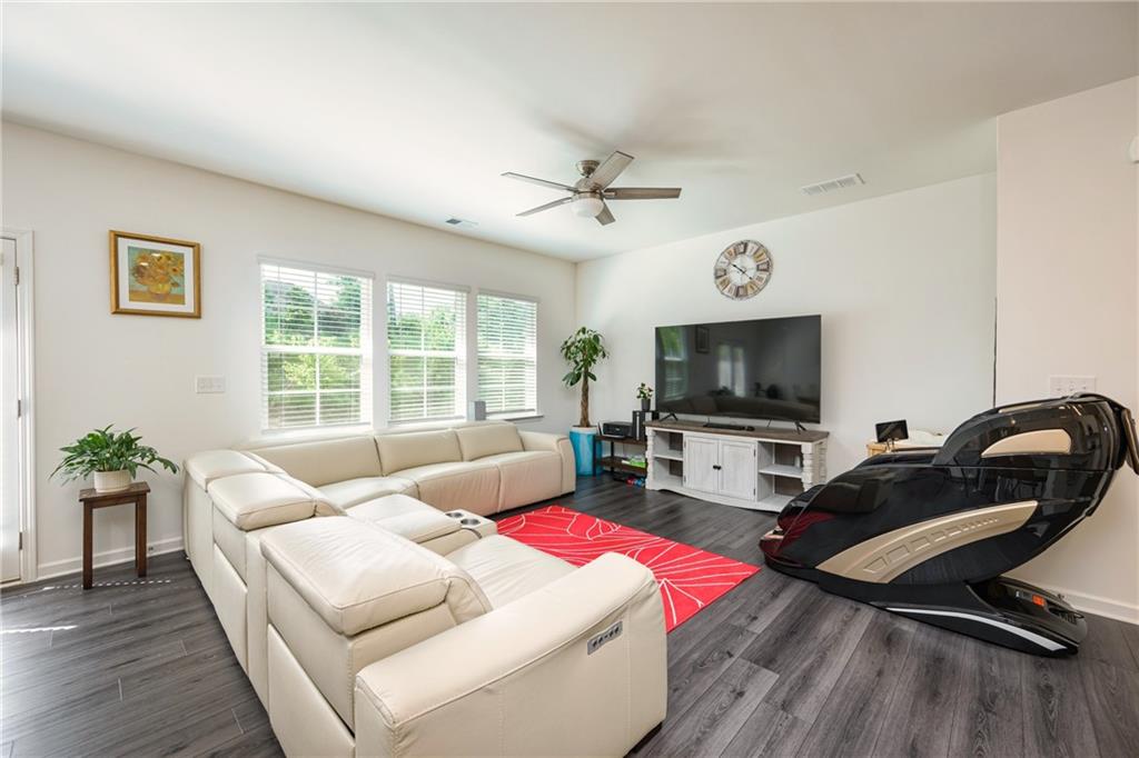 668 Isom Walk, Suwanee, Georgia image 7
