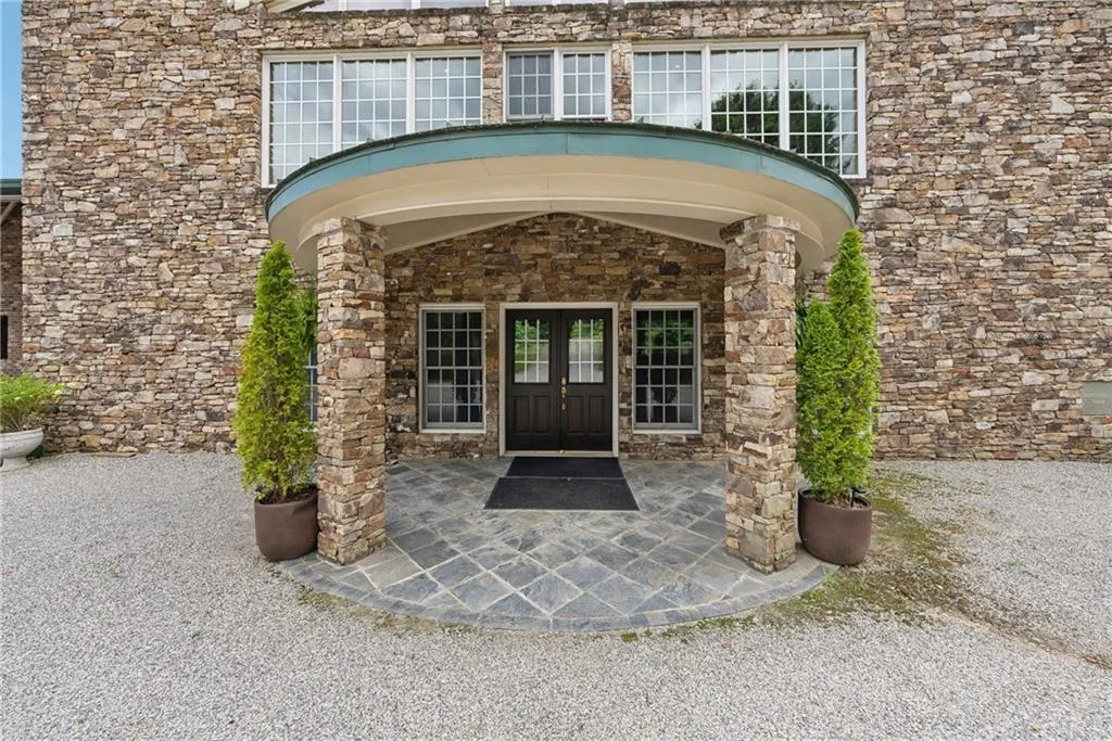 Milton, Georgia 30004, United States, 4 Bedrooms Bedrooms, ,4 BathroomsBathrooms,Residential,Contingent,51429