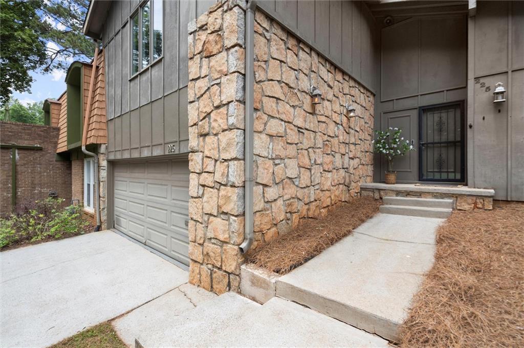 225 Lakeview Ridge W