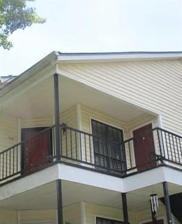 Come home to a cozy one-bedroom townhouse in scenic Stone Mountain. This property come with recent painted walls, new carpet and granite countertops. Perfect for the bachelor, bachelorette or small family. The property boasts a tennis court, swimming, pool and pool house. Best deal in the ATL! Serious inquiries only!