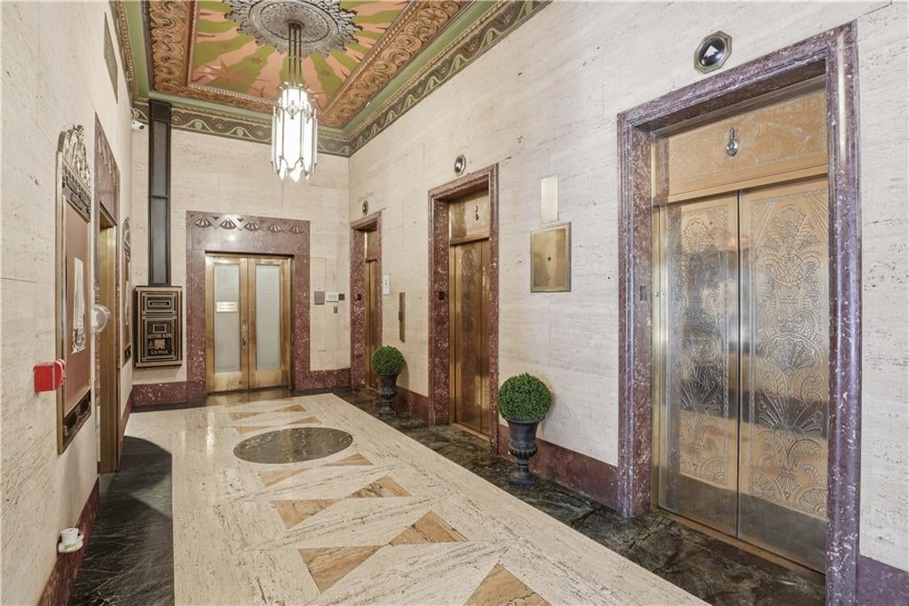 32 Peachtree Street NW 703
