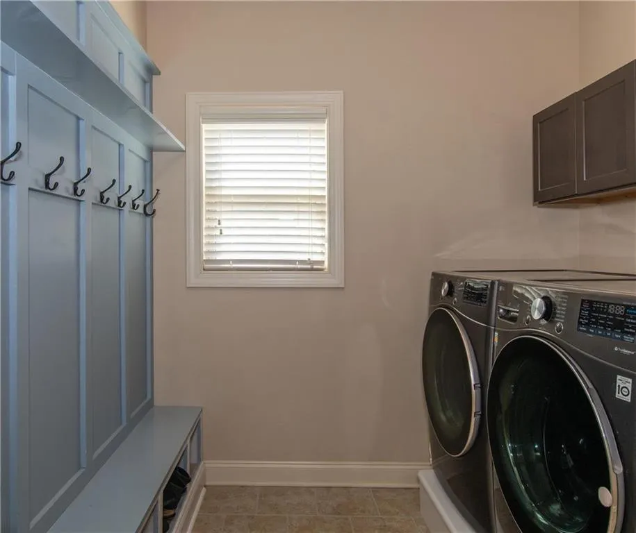 Newnan, Georgia 30265, United States, 6 Bedrooms Bedrooms, ,4 BathroomsBathrooms,Residential,Active,158975