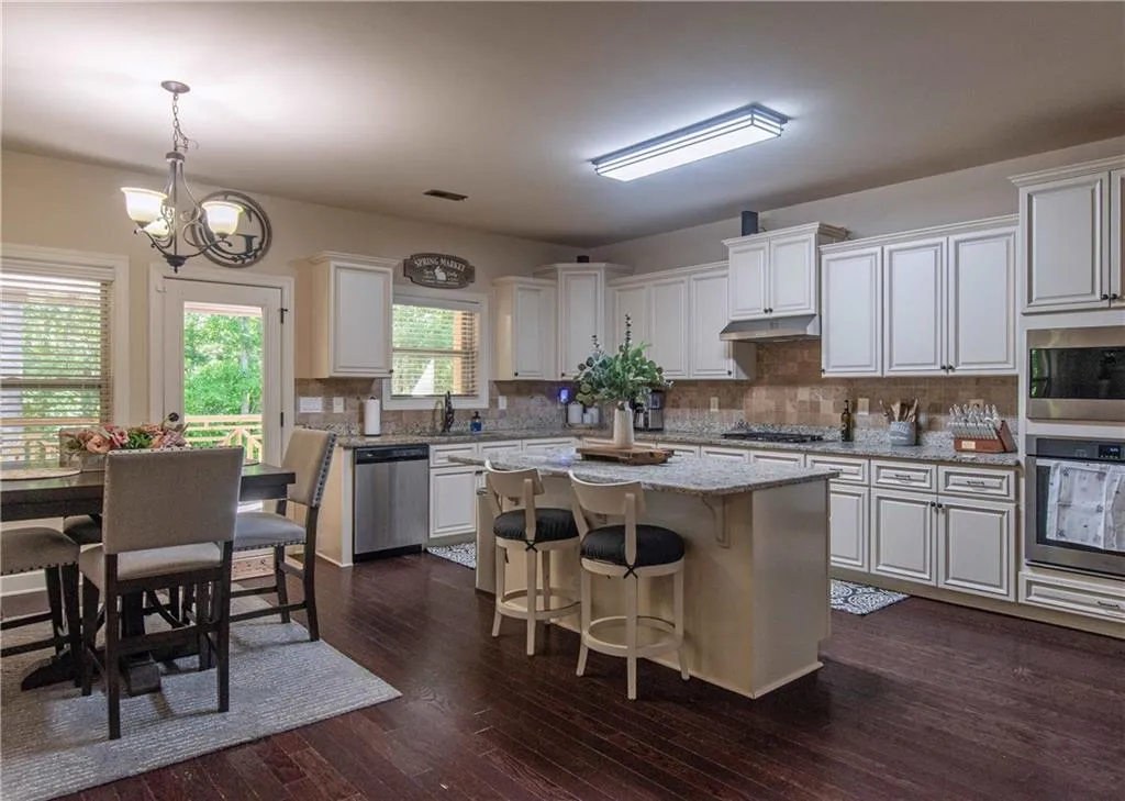 Newnan, Georgia 30265, United States, 6 Bedrooms Bedrooms, ,4 BathroomsBathrooms,Residential,Active,158975