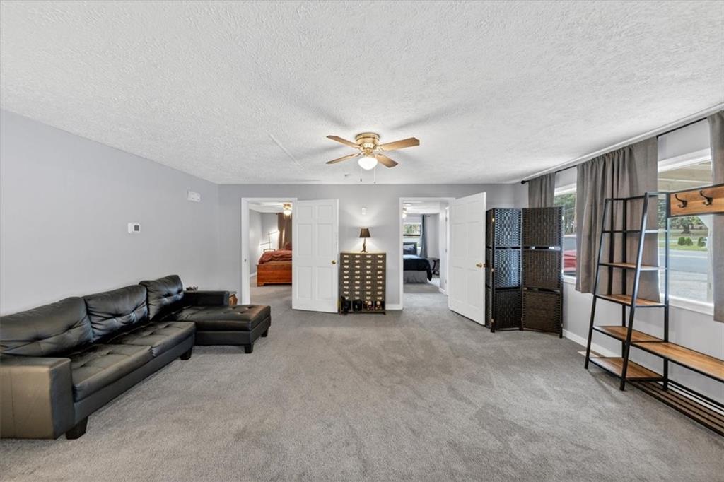 6071 N Main Street SE