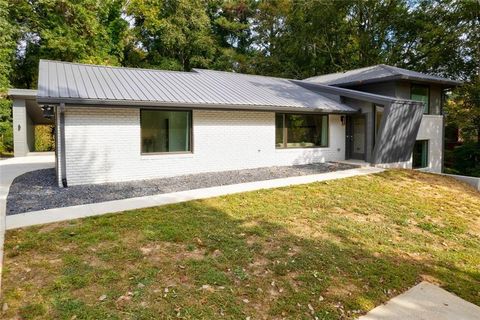 Photo of 390 WINDSOR Parkway, Sandy Springs, GA 30342 (MLS # 7594716)