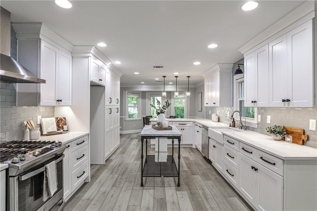 270 Hollyridge Way