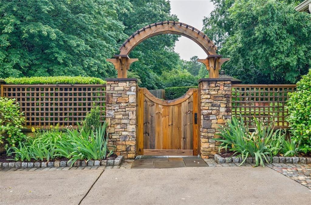 5318 Brooke Farm Drive, Dunwoody, Georgia image 8