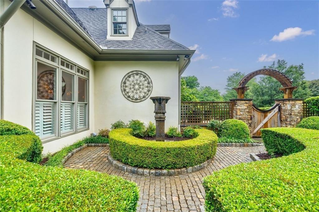 5318 Brooke Farm Drive, Dunwoody, Georgia image 9