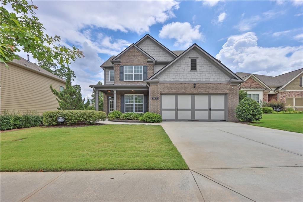 The house of your dreams is here! It's perfect for spending unforgettable moments with your family. We can't forget to mention Dad's favorite spot, where you can enjoy a delicious barbecue on the weekends and watch the game. This house has 3 bedrooms, 3 full bathrooms, and a guest bathroom. The kitchen has an open, modern design, perfect for family time. Let's do it