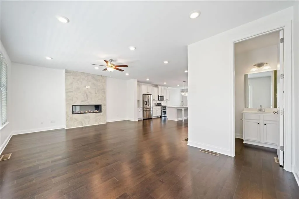 Doraville, Georgia 30360, United States, 4 Bedrooms Bedrooms, ,4 BathroomsBathrooms,Residential,Active,146917