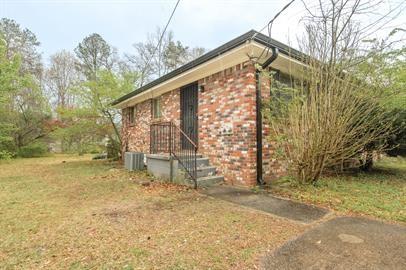 Come view this beautiful 2 bed 1 bath in powder springs located conveniently of Powder Springs Road. This home offers an open floor plan, perfect for hosting, and boast a large backyard that offers plenty of sunshine and space to enjoy the outdoors. Carpet, paint, fridge, and cabinets are all completely new and ready for a tenant to appreciate.
requires 600+ credit, 3x the monthly rent in gross income, no recent backruptices/evictions.