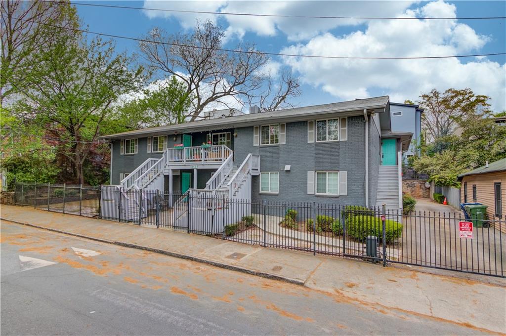 210 Sampson Street NE 8