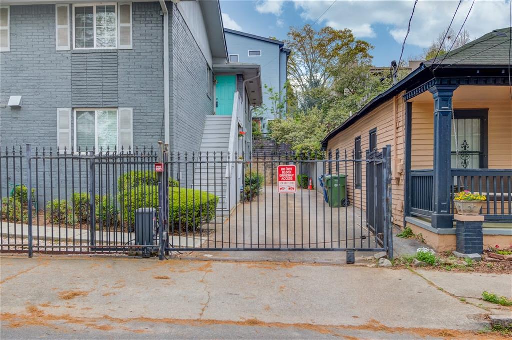 210 Sampson Street NE 8