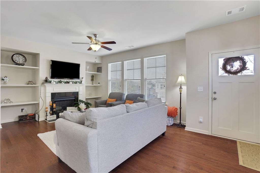 2060 PAXTON Drive SW