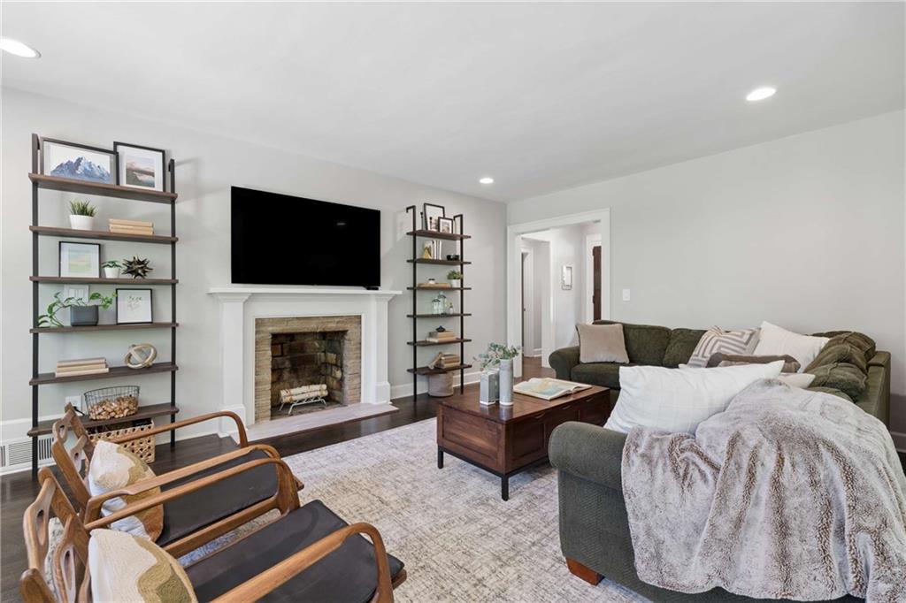 2304 Pembrook Place NE