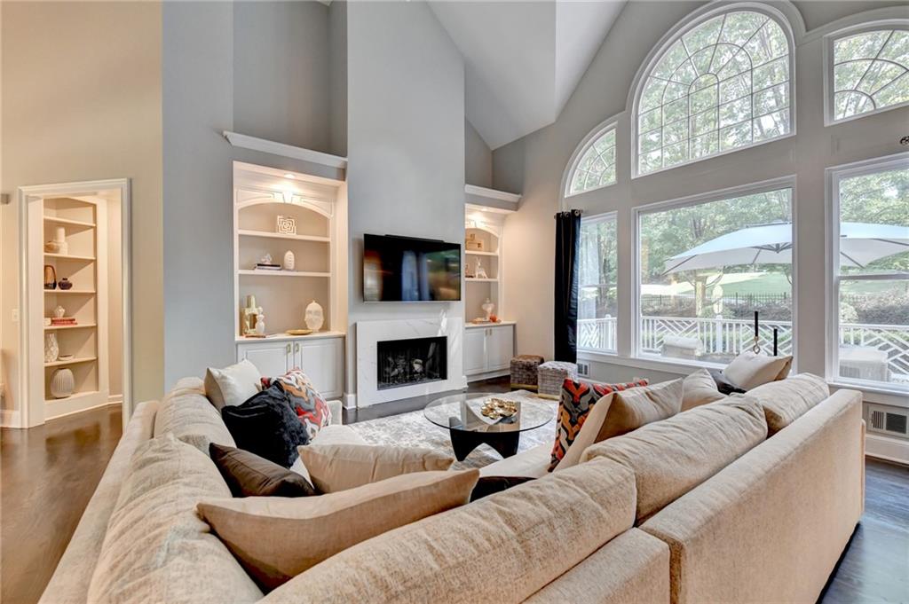 5349 Davenport Manor