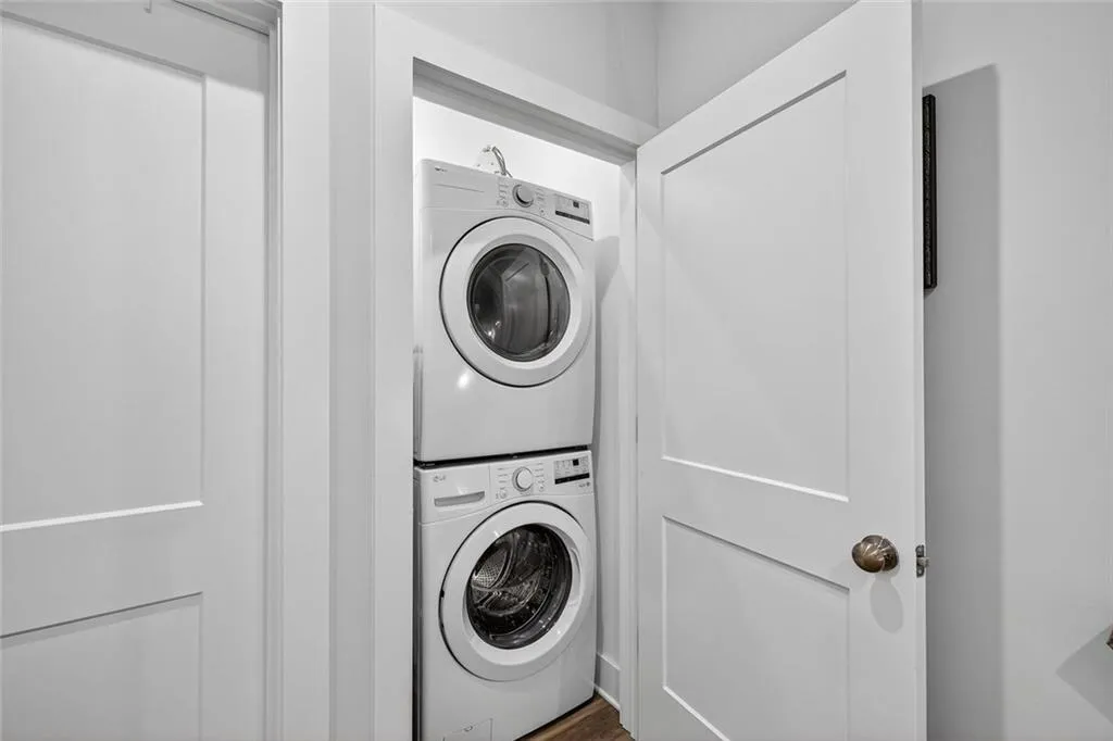 Atlanta, Georgia 30342, United States, 2 Bedrooms Bedrooms, ,3 BathroomsBathrooms,Residential,Active,223034