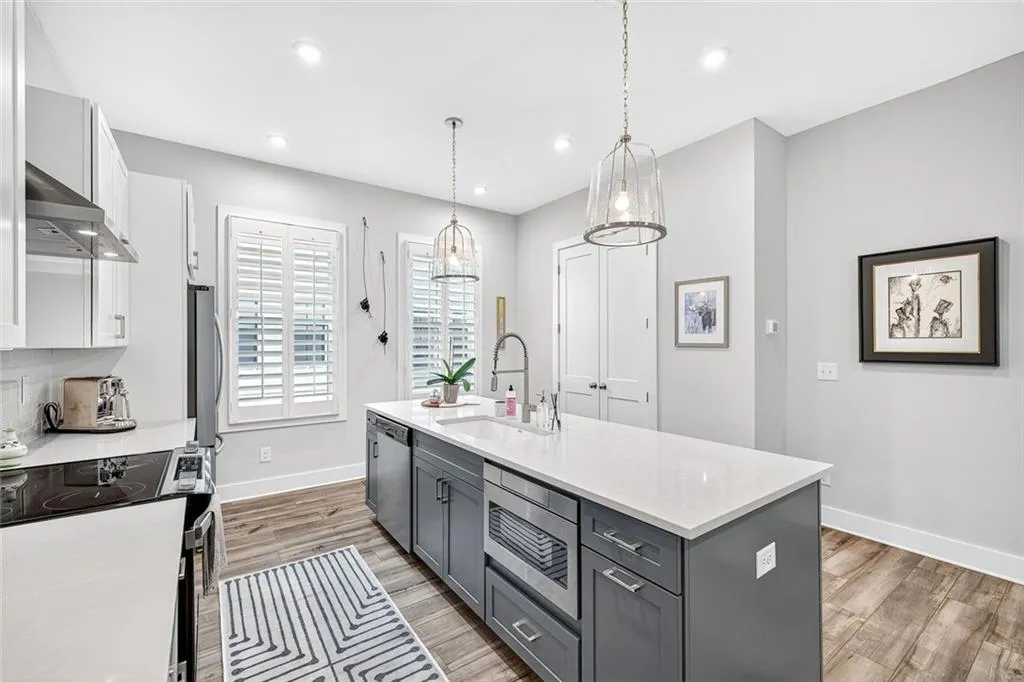 Atlanta, Georgia 30342, United States, 2 Bedrooms Bedrooms, ,3 BathroomsBathrooms,Residential,Active,223034