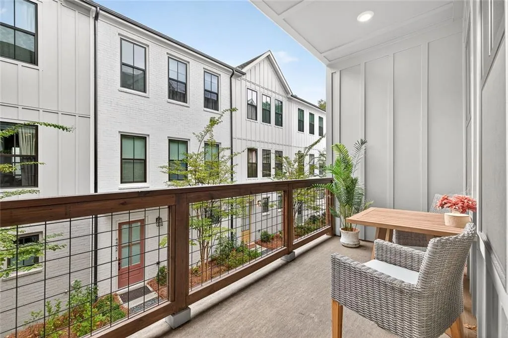 Atlanta, Georgia 30342, United States, 2 Bedrooms Bedrooms, ,3 BathroomsBathrooms,Residential,Active,223034