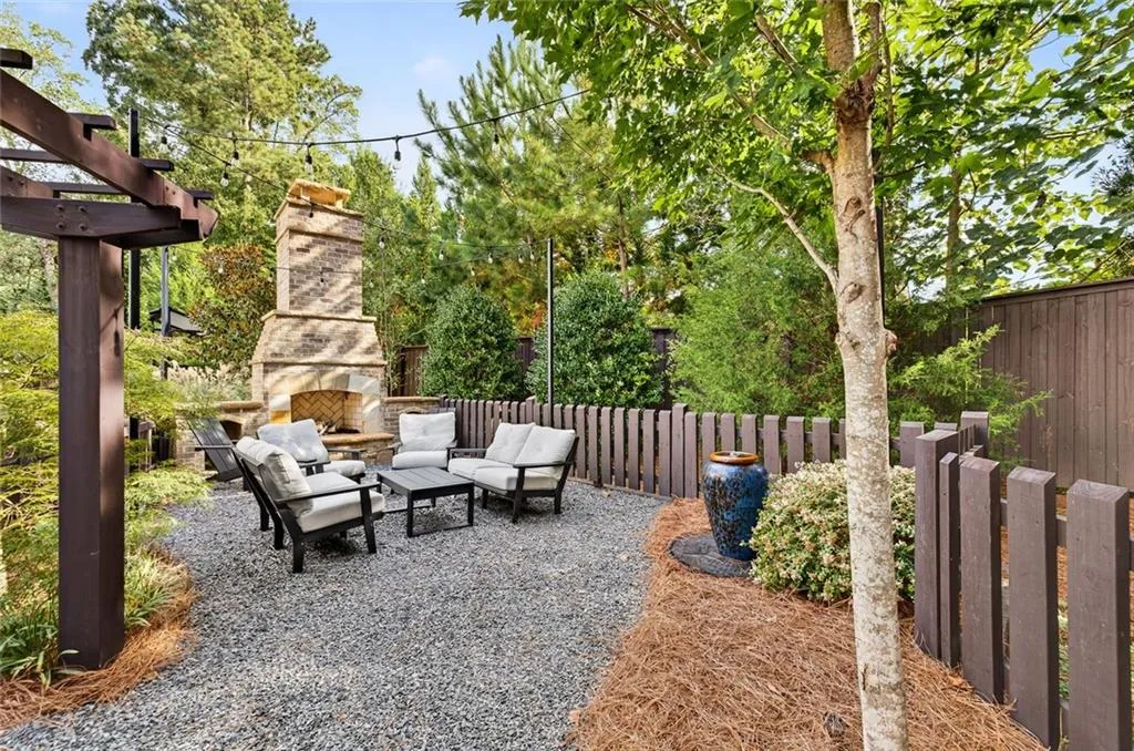 Atlanta, Georgia 30342, United States, 2 Bedrooms Bedrooms, ,3 BathroomsBathrooms,Residential,Active,223034