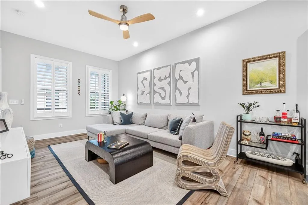 Atlanta, Georgia 30342, United States, 2 Bedrooms Bedrooms, ,3 BathroomsBathrooms,Residential,Active,223034